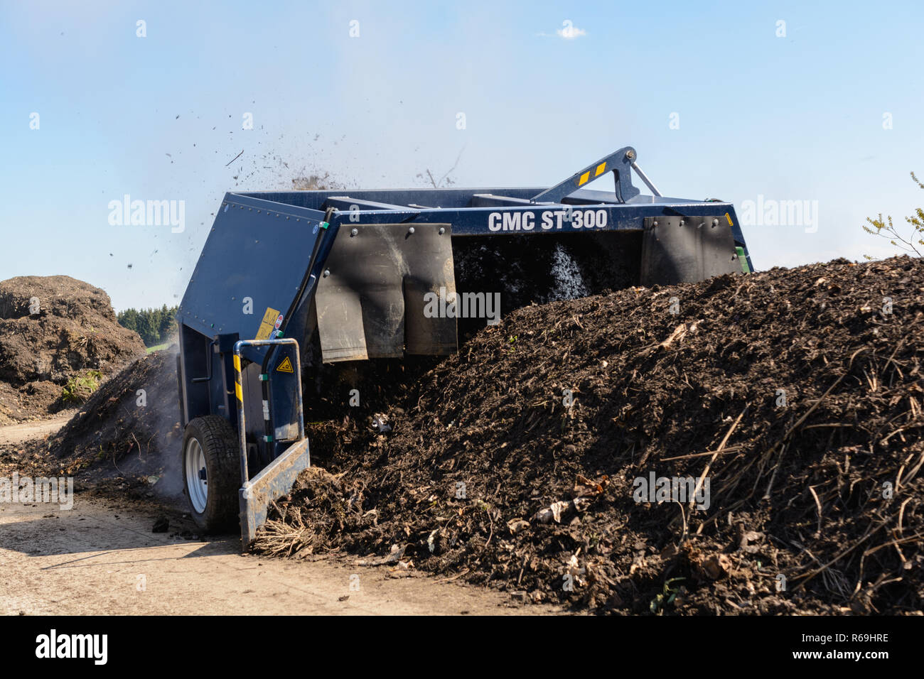 Le compost est traitée avec du compost turner et accélère le compostage Banque D'Images