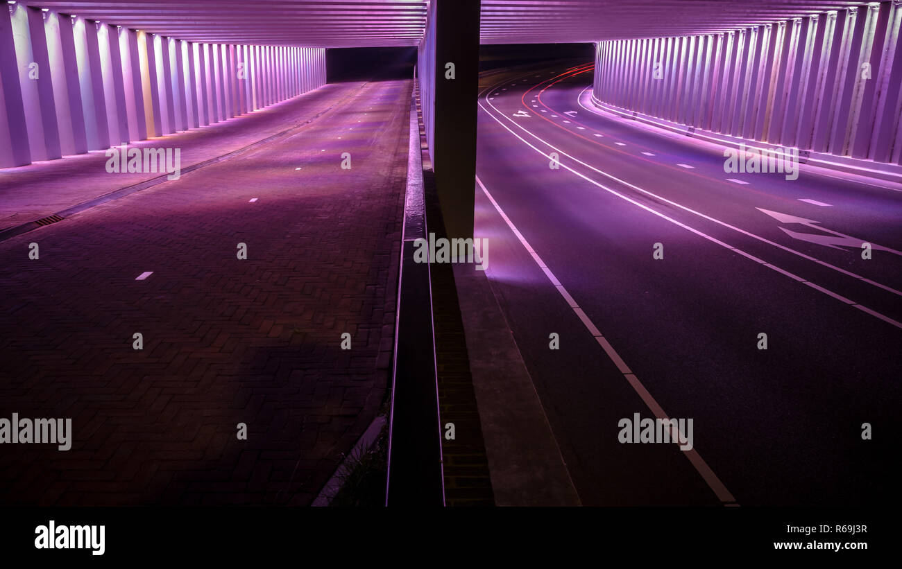 Lignes abstraites et entraîné l'architecture de couleur . Scène de nuit avec un look urbain ville dans un tunnel Banque D'Images