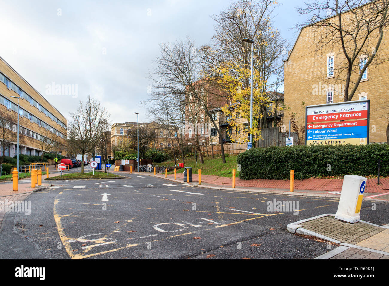 Entrée de l'urgence et les soins d'urgence des ministères du Whittington Hospital NHS Trust sur Highgate Hill, London, UK Banque D'Images