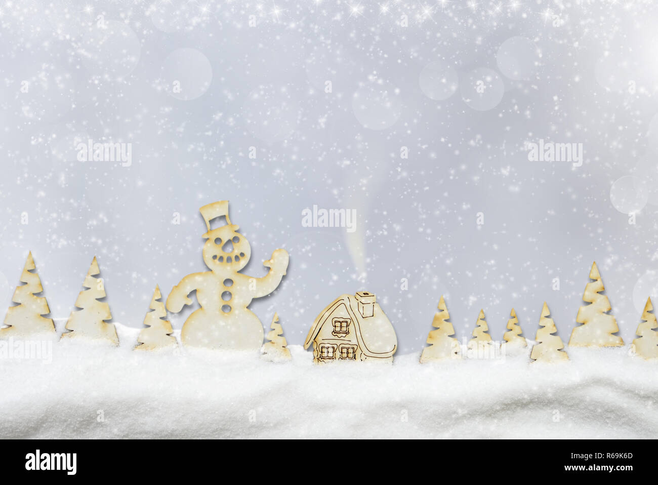 Noël arrière-plan. Village de fées, bonhomme de neige dans la forêt d'hiver et de neige Banque D'Images