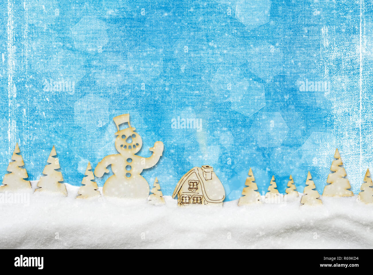 Noël arrière-plan. Village de fées, bonhomme de neige dans la forêt d'hiver et de neige Banque D'Images