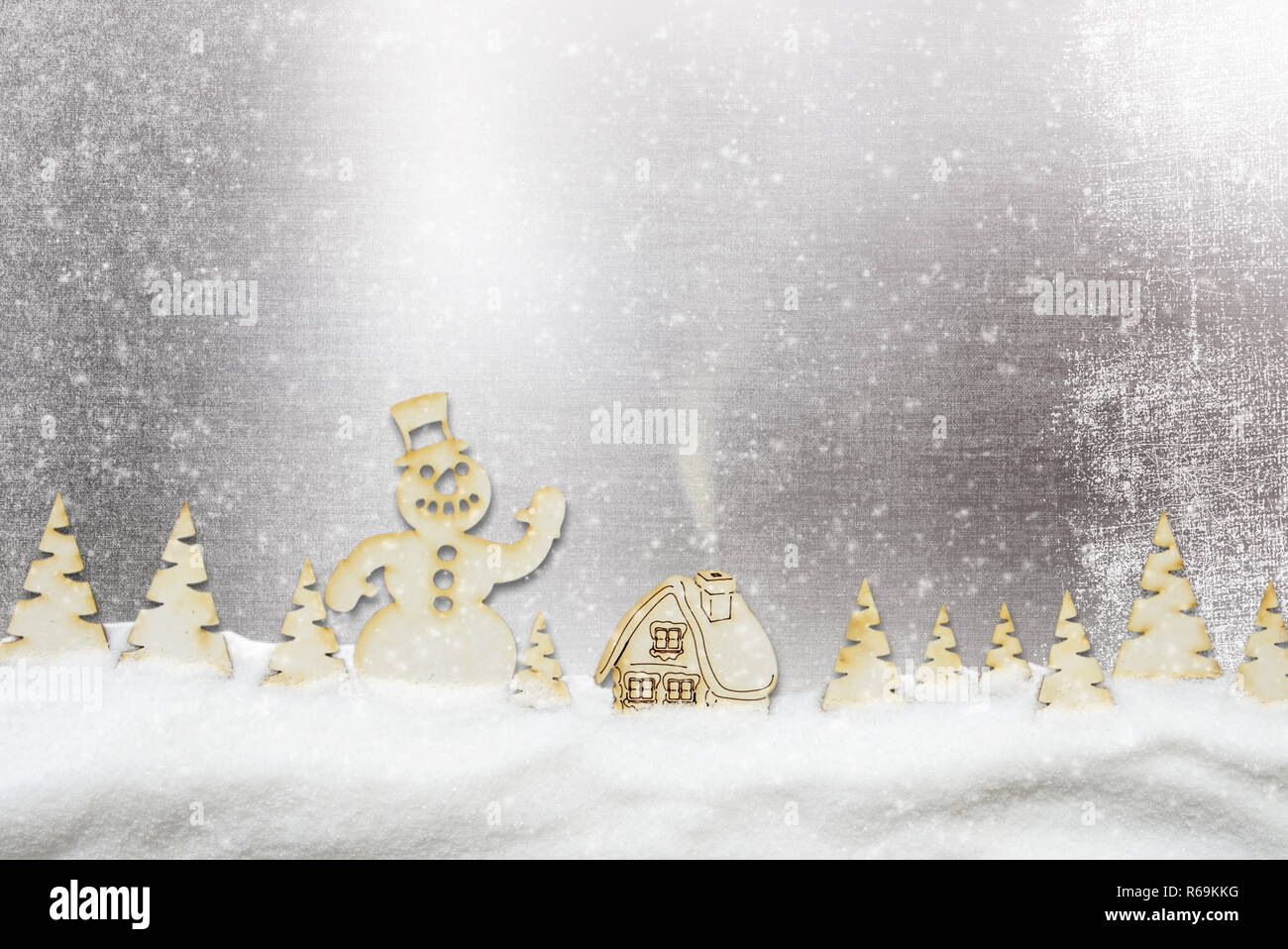 Noël arrière-plan. Village de fées, bonhomme de neige dans la forêt d'hiver et de neige Banque D'Images