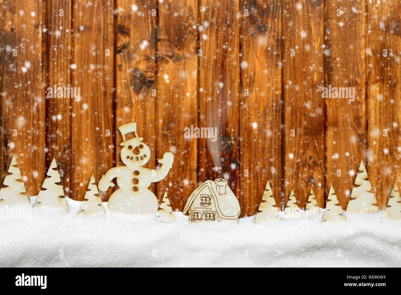 Vieux Noël fond de bois. Village de fées, bonhomme de neige dans la forêt d'hiver et de neige Banque D'Images
