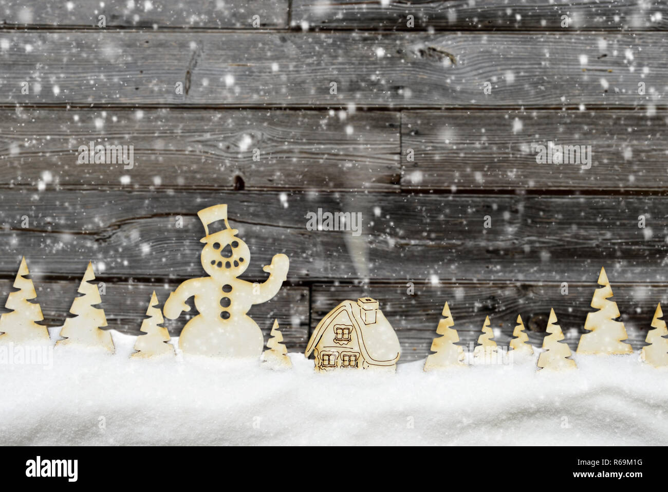 Vieux Noël fond de bois. Village de fées, bonhomme de neige dans la forêt d'hiver et de neige Banque D'Images