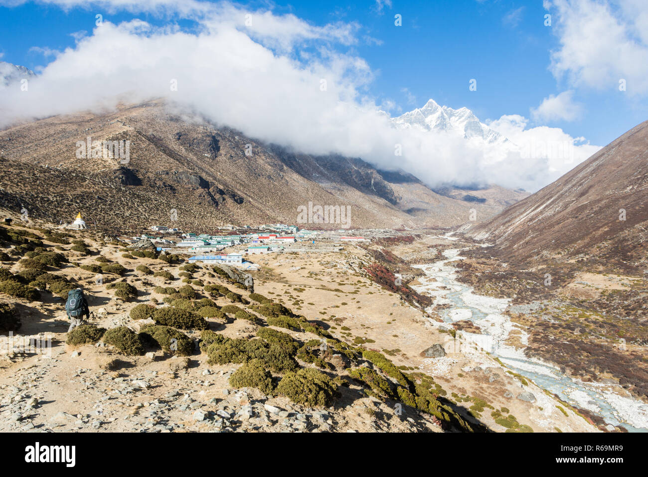 Randonneur sur son chemin à Dingboche, Camp de base de l'Everest trek, parc national de Sagarmatha (Népal) Banque D'Images