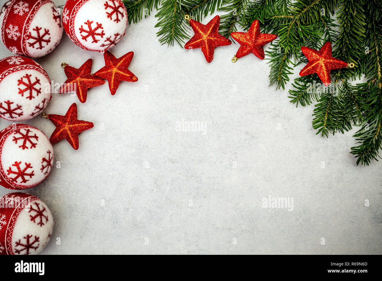 Fond de Noël avec sapin, étoiles rouges et boules de Noël sur table béton gris. Vue de dessus avec l'exemplaire de l'espace. Banque D'Images