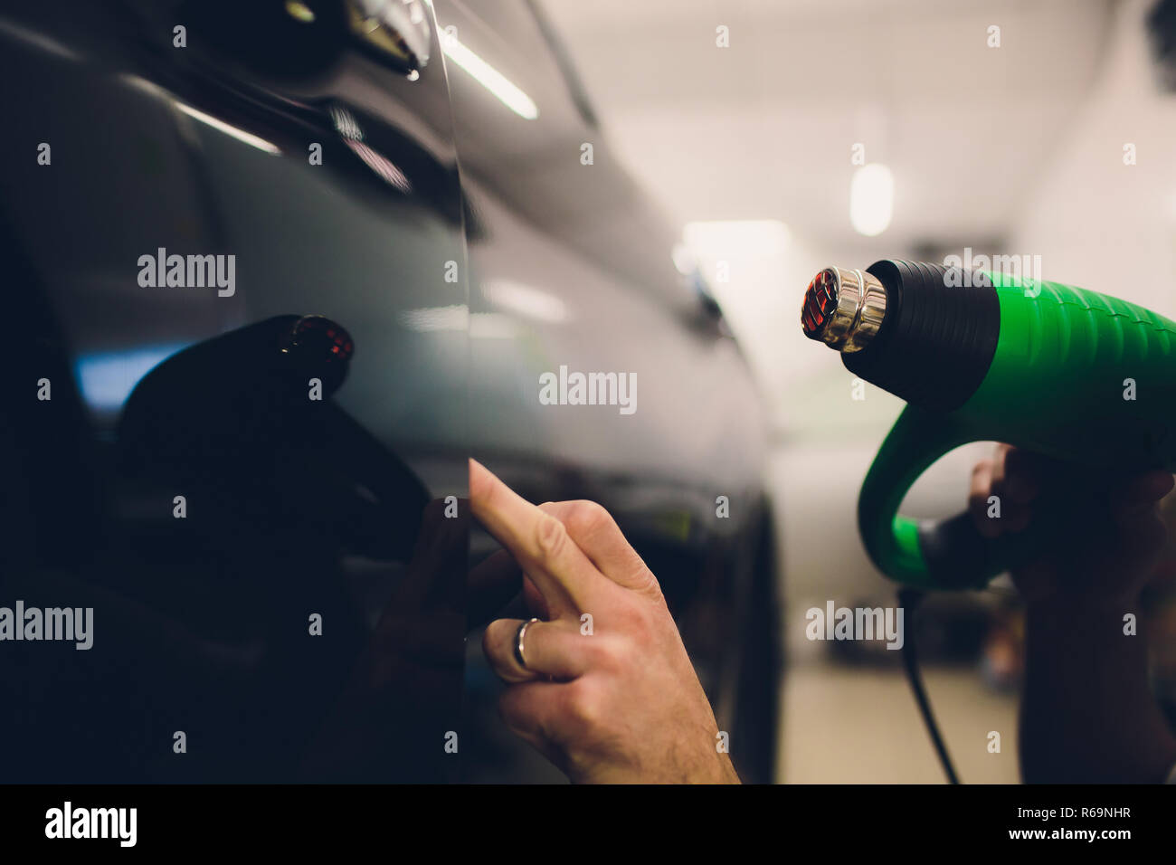 Film teinte Master installe pour voiture avec sèche-cheveux. Protection  Concept car Photo Stock - Alamy