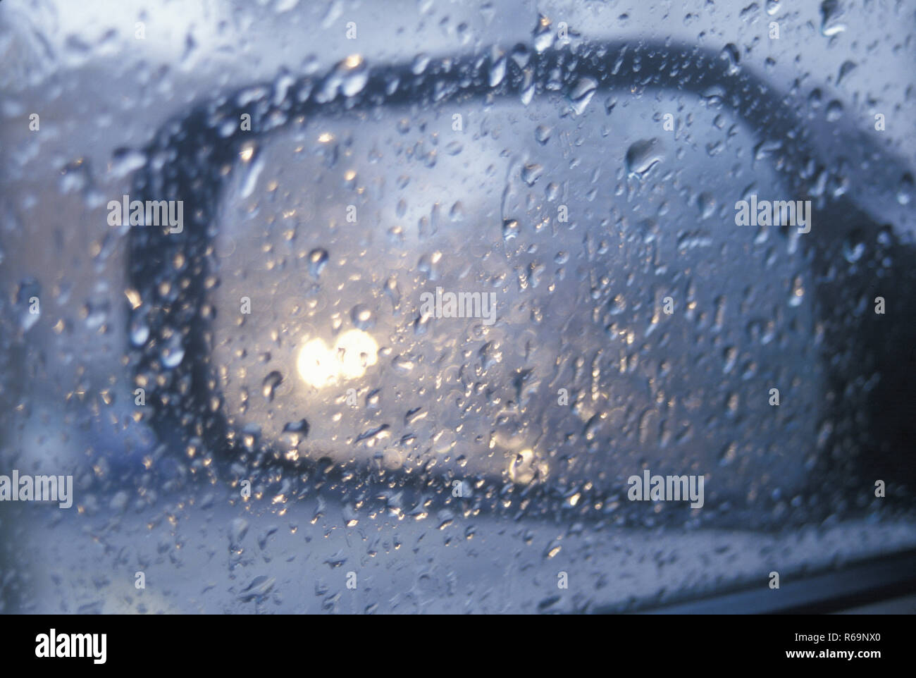 Gouttes de pluie sur rear view mirror Banque D'Images