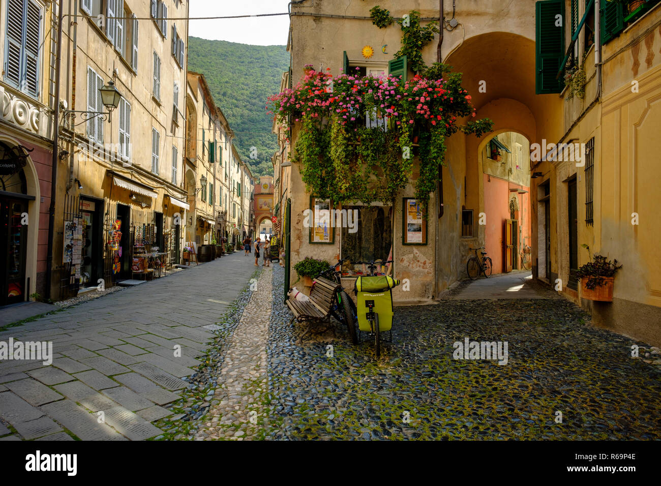 Altstadt Gasse, Finalborgo, Finale Ligure, Riviera di Ponente, Ligurien, Italien Banque D'Images