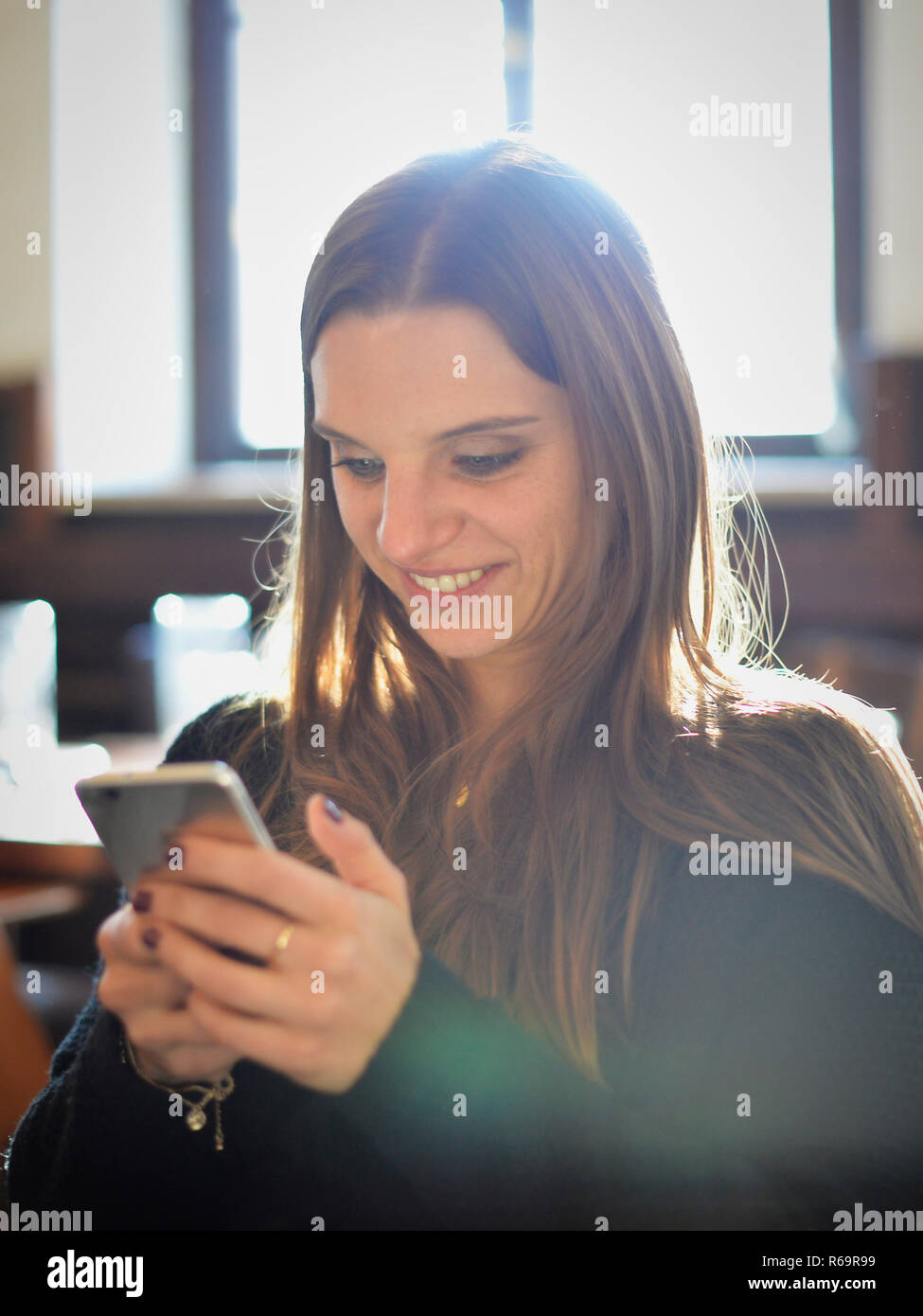 Jeune femme avec smartphone, rire, Portrait, Café, Stuttgart, Bade-Wurtemberg, Allemagne Banque D'Images