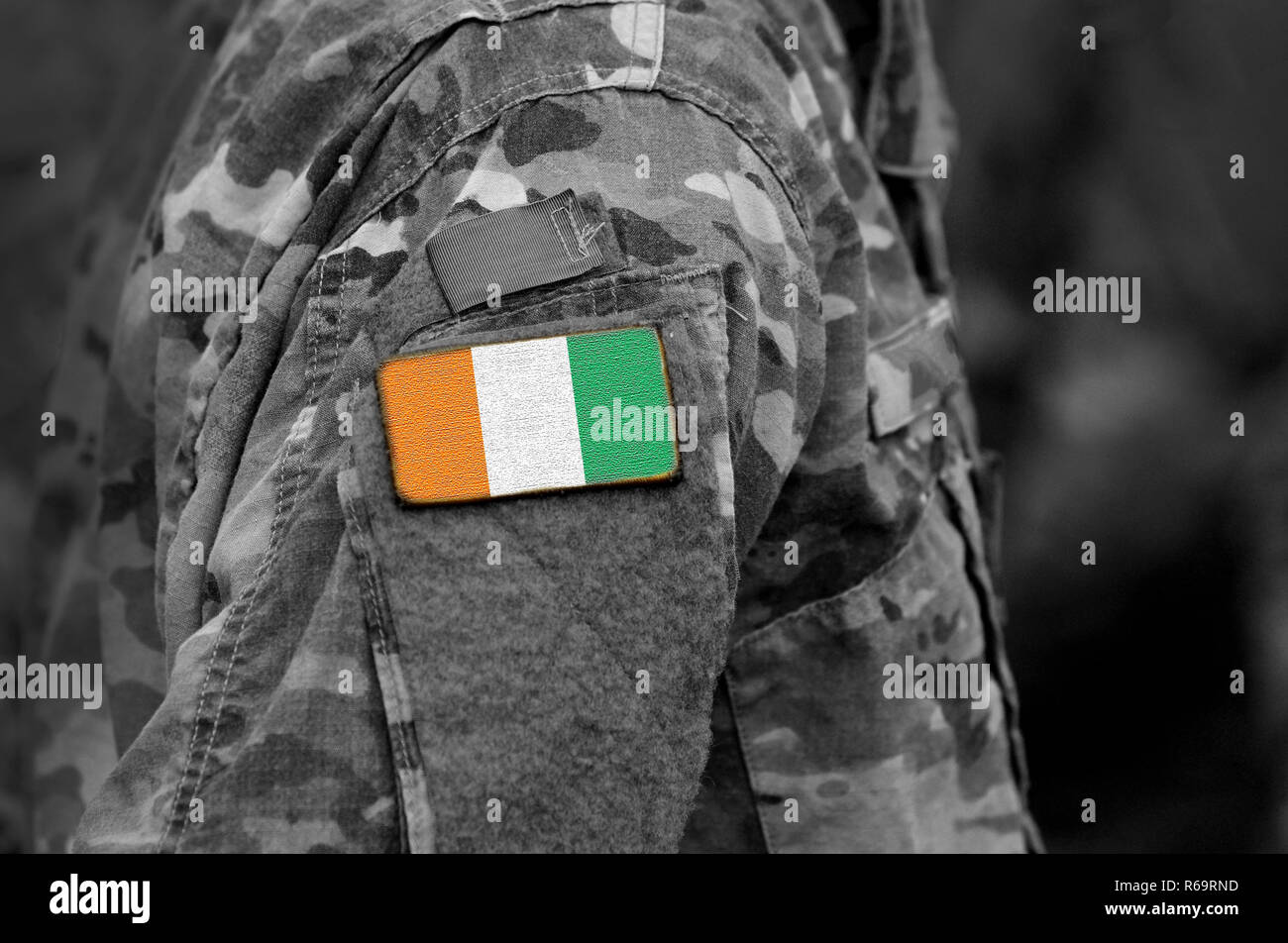 Drapeau de la Côte d'Ivoire ou Côte d'Ivoire le bras de soldats. La Côte d'ivoire ou Côte d'Ivoire drapeau sur l'uniforme militaire. Les troupes de l'armée,, militaire, l'Afrique (collage). Banque D'Images