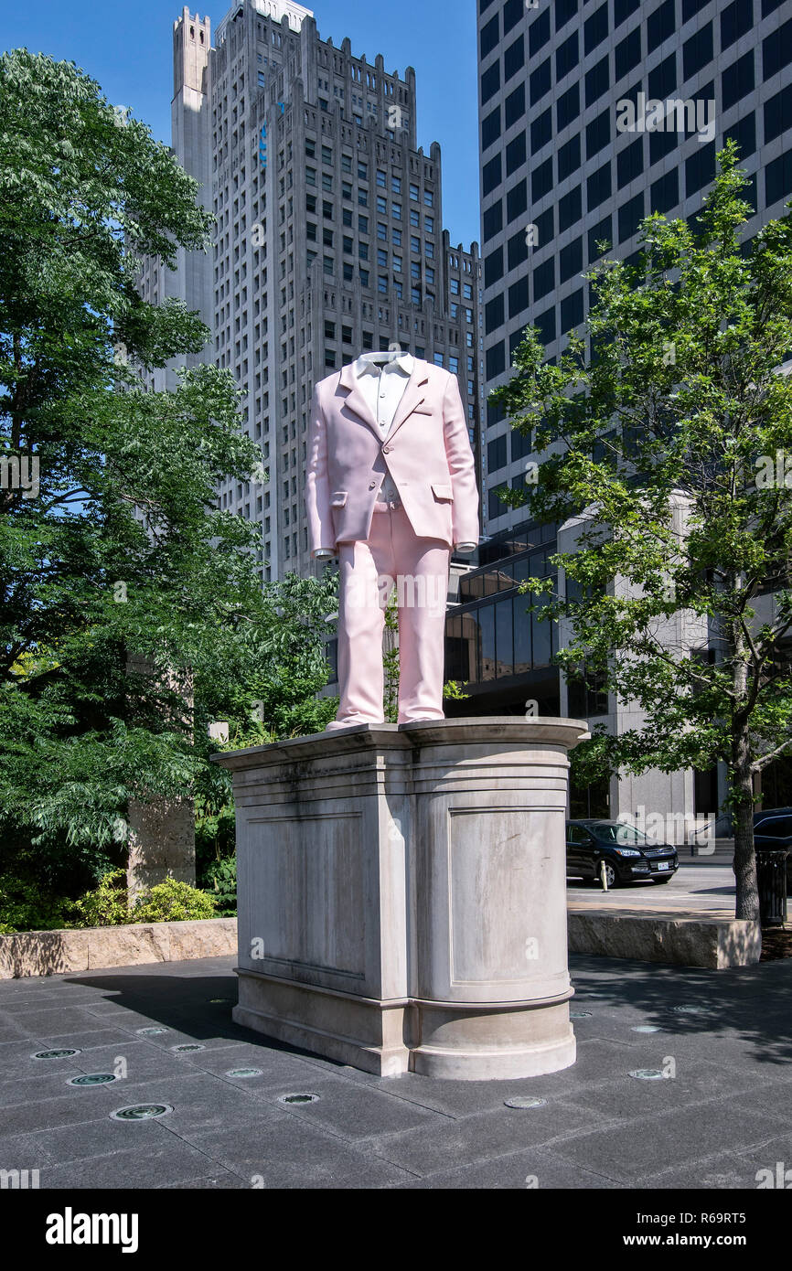 Big Pink Sculpture costume avec pas de tête par Cragin Printemps, Citygarden Sculpture Park, du centre-ville, St Louis, Missouri, USA Banque D'Images