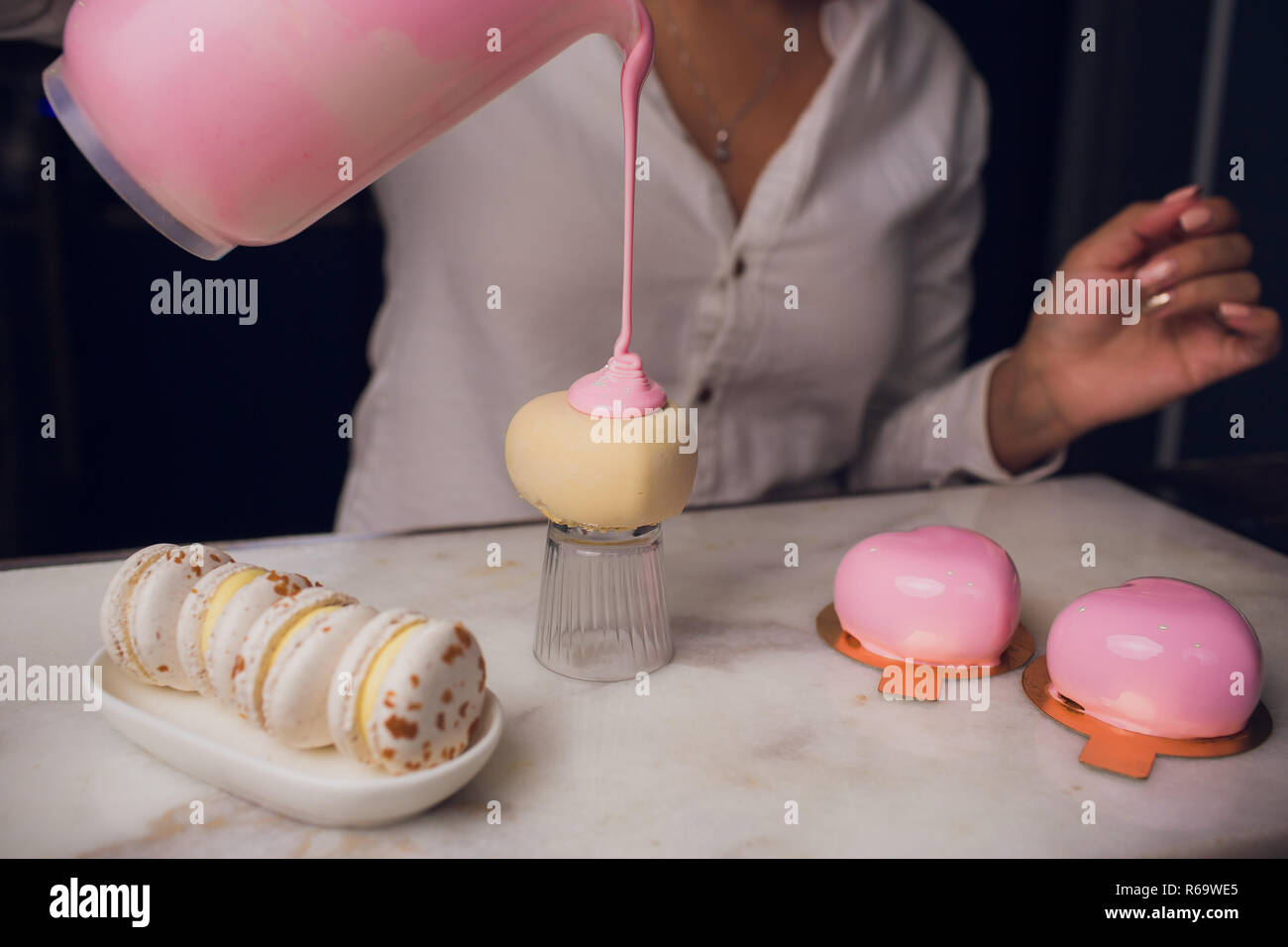 Glaze Arrosage Gateau Patisserie Bonbons Gateaux En Forme De Coeur Similaires Photo Stock Alamy