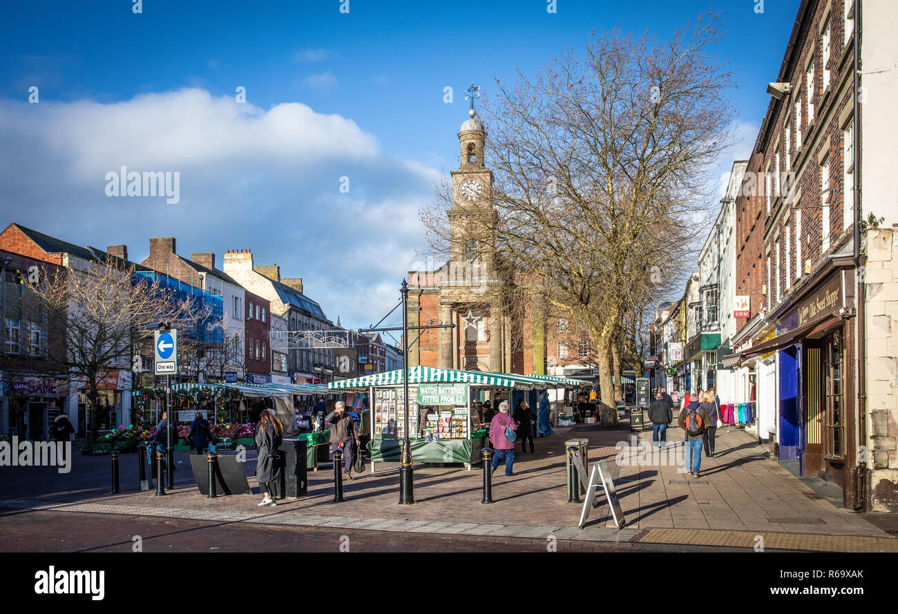 Newcastle-under-Lyme et bâtiments du centre-ville de Lancaster avec tour de l'horloge sur le jour du marché Banque D'Images