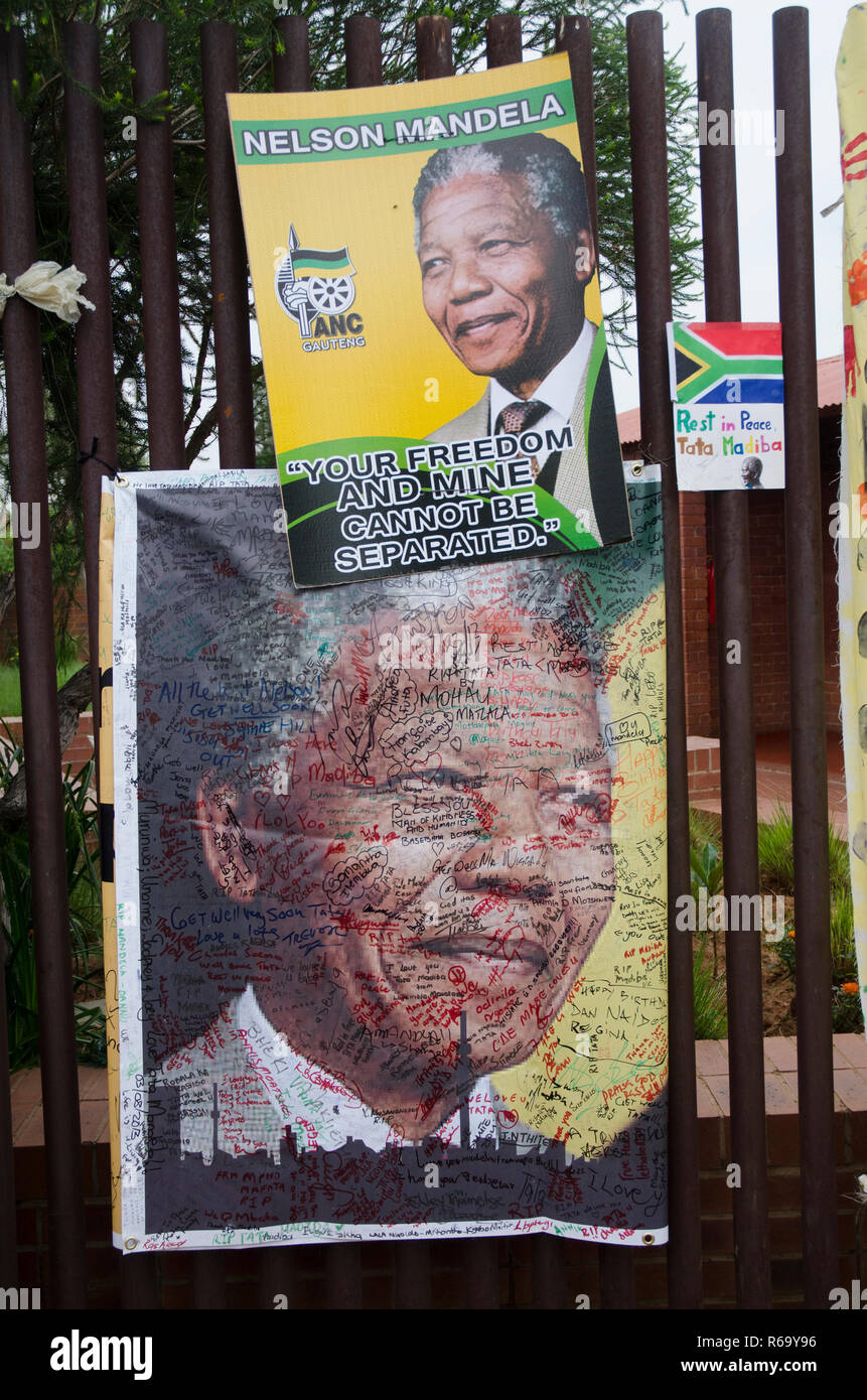 Des affiches montrant l'ancien Président Nelson Mandela à l'extérieur de son ancien domicile dans la rue Vilakazi, Soweto, le vendredi 6 décembre 2013. Le vétéran est décédé jeudi soir, le 5 décembre 2013. PHOTO : EVA-LOTTA JANSSON Banque D'Images