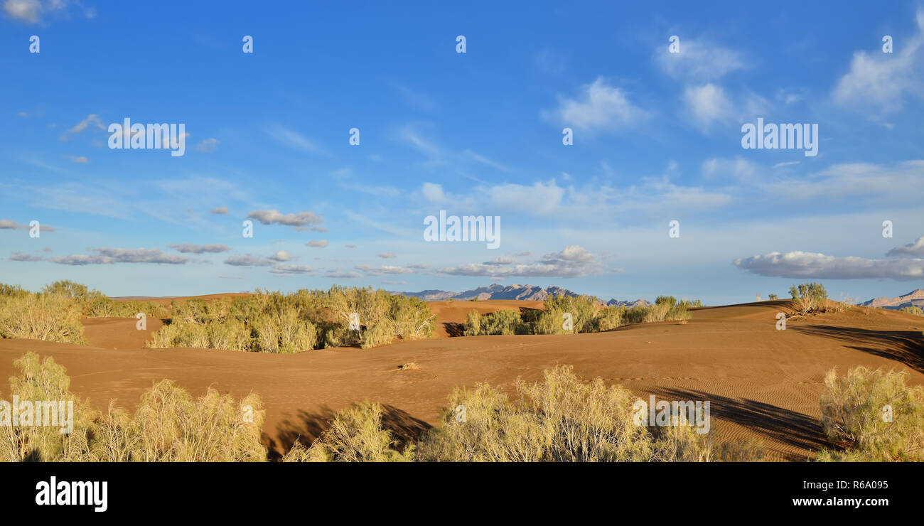 L'Iran, les dunes de sable orange par le Mesr oasis sur le Dasht-e Kavir désert près de Khur city Banque D'Images