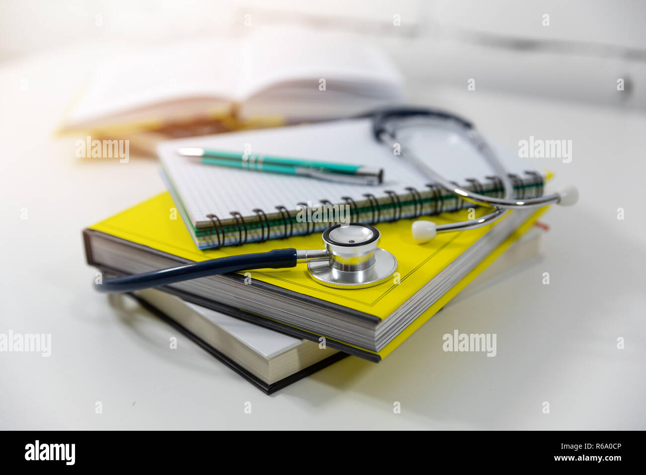 L'éducation médicale - médecine livres et notes sur la table Banque D'Images