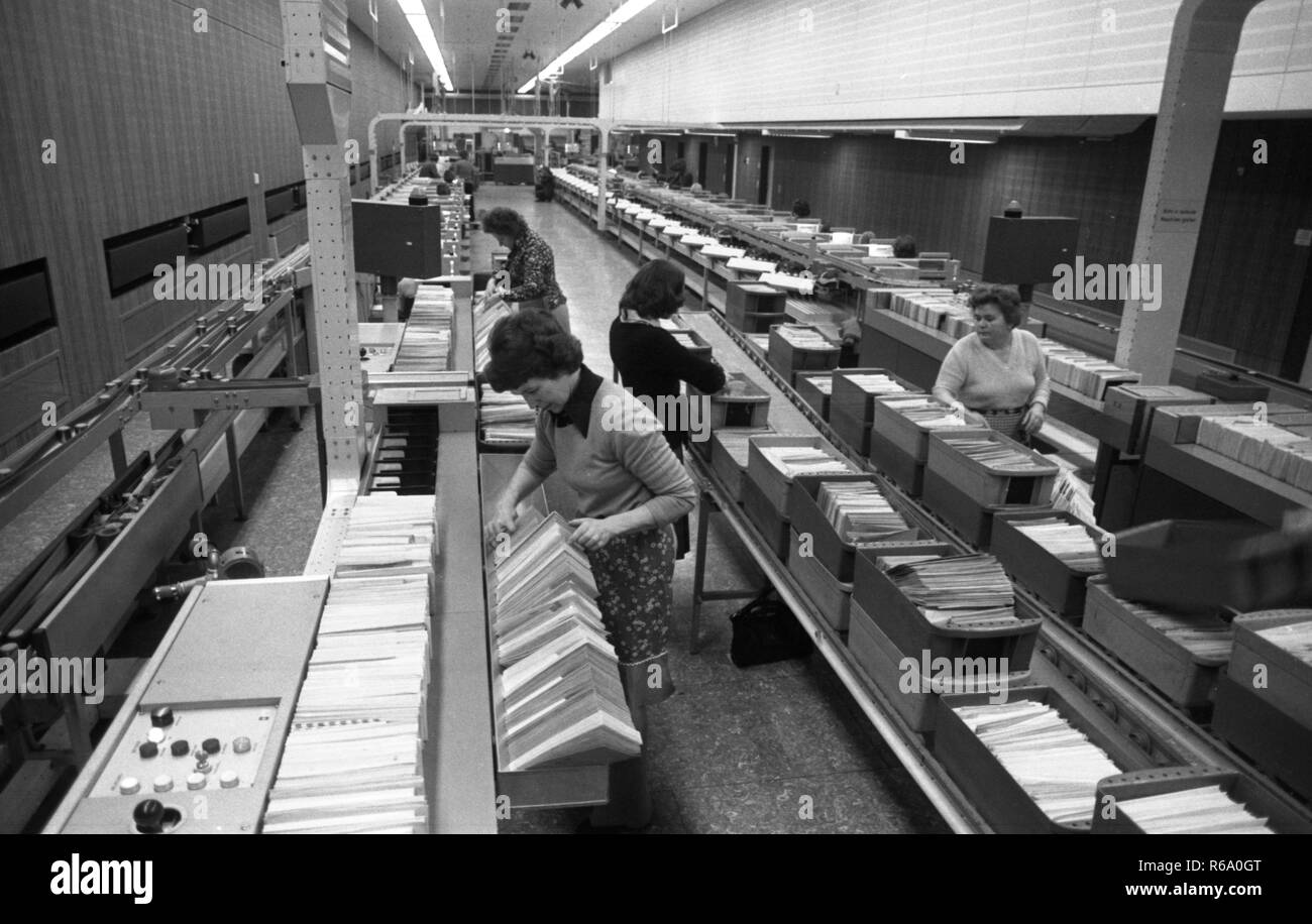Le travail dans l'usine de distribution de la poste est principalement effectuée par les femmes, comme ici le 17 janvier 1978 à Hagen | conditions dans le monde entier Banque D'Images