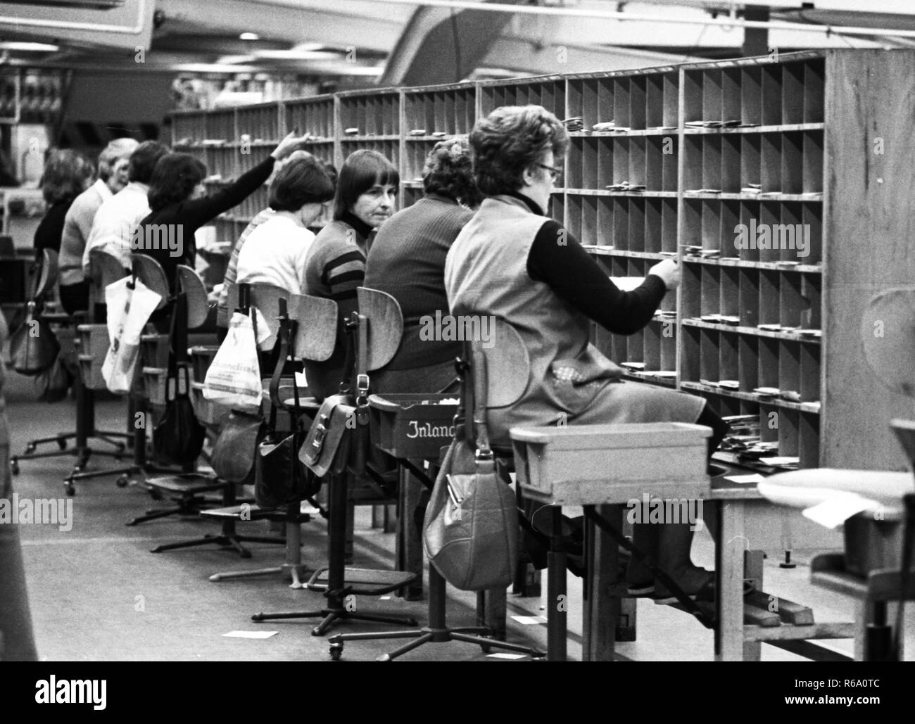 Le travail dans l'usine de distribution de la poste est principalement effectuée par les femmes, comme ici le 17 janvier 1978 à Hagen | conditions dans le monde entier Banque D'Images