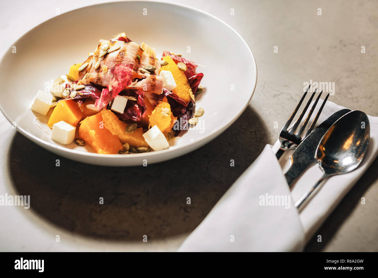 Salade savoureuse cuits selon la nouvelle recette debout sur le tableau Banque D'Images