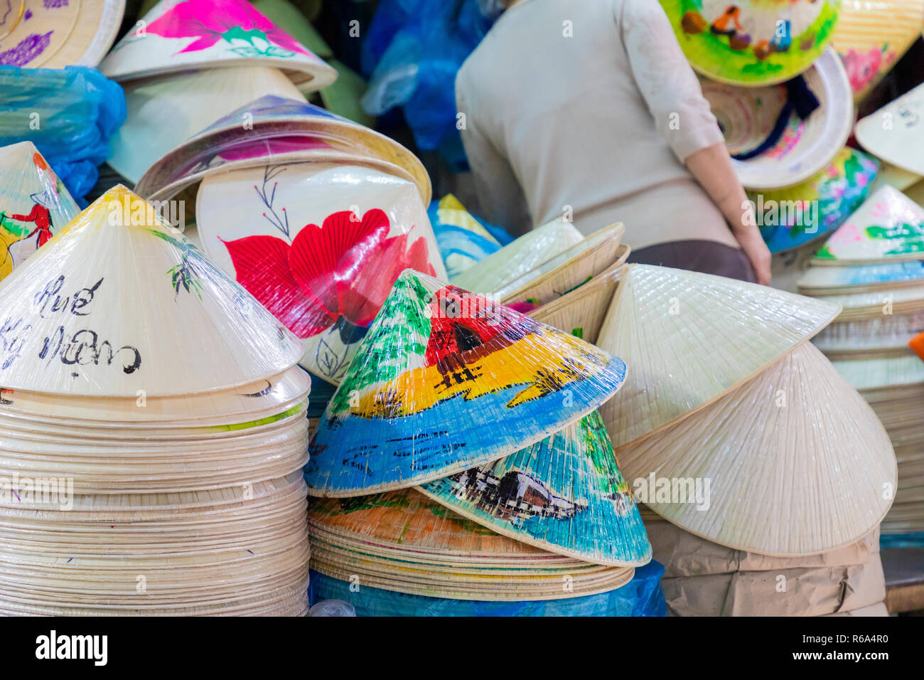 Bambou traditionnels chapeaux confectionnés sur Hue, marché local. À partir  de souvenirs du Vietnam Photo Stock - Alamy