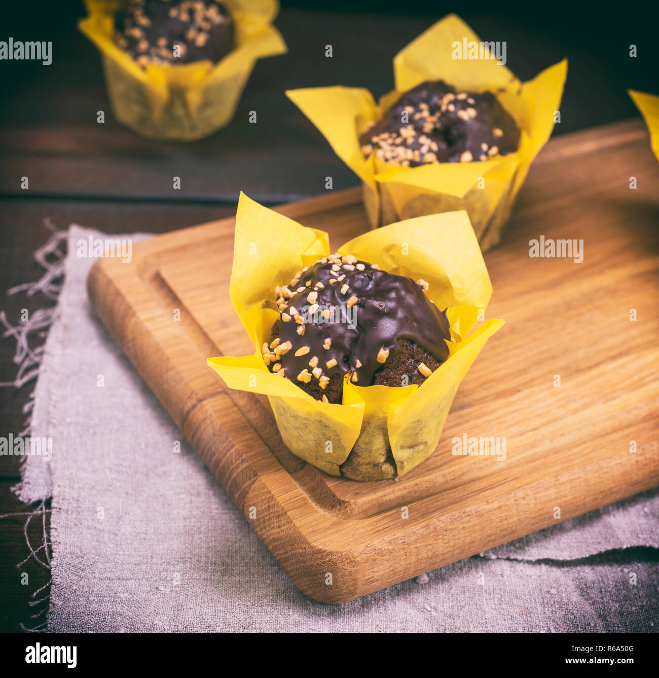 Muffins au chocolat sur une planche en bois Banque D'Images