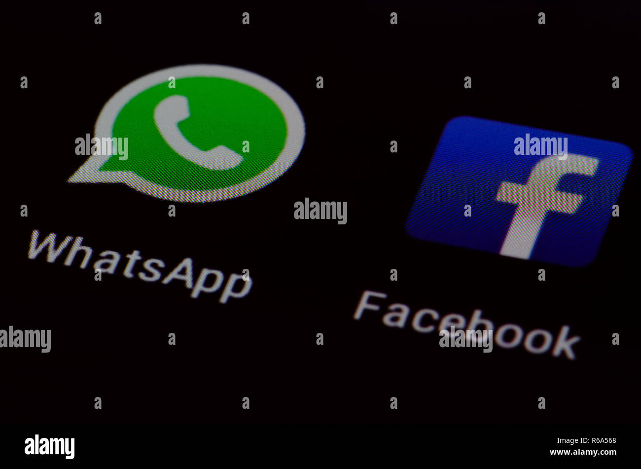 Facebook et Whatsapp icône sur l'écran du moniteur. Deux des plus grands sites web de réseau social. Facebook.com et icône Whatsapp. L'application de médias sociaux. Net Social Banque D'Images