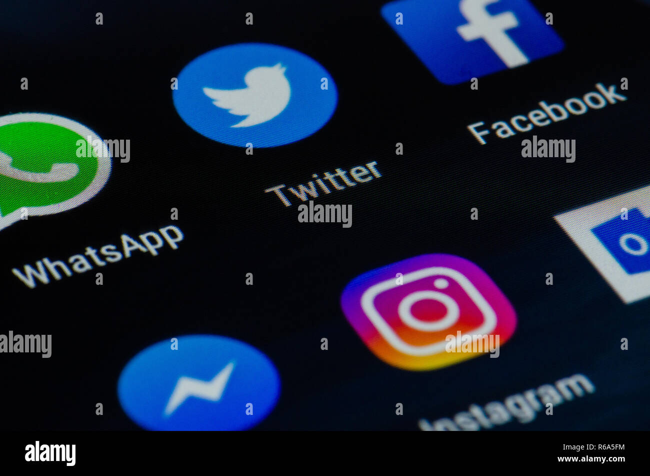 Divers app sur un écran d'un smartphone, Whatsapp, twitter, facebook, Messenger, Outlook, Instagram Banque D'Images