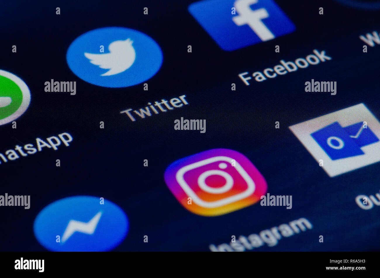 Divers app sur un écran d'un smartphone, Whatsapp, twitter, facebook, Messenger, Outlook, Instagram Banque D'Images