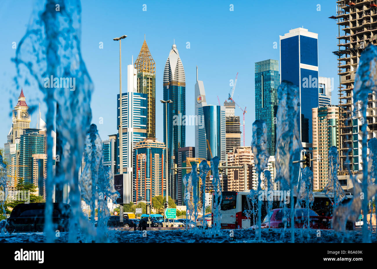 Dubaï, Émirats arabes unis - 30 novembre 2018 : Dubaï gratte-ciel du centre de jour de la municipalité de la ville à pied place de loisirs Banque D'Images