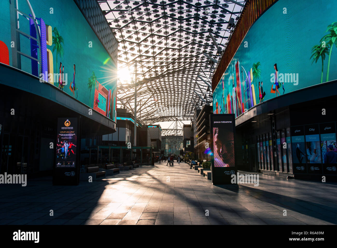 Dubaï, Émirats arabes unis - 30 novembre 2018 : La ville de Dubaï à pied, voyages et loisirs lieu d'exposition à Dubaï au centre-ville avec ses nombreux cafés et restaurants et une unité d'organisation Banque D'Images