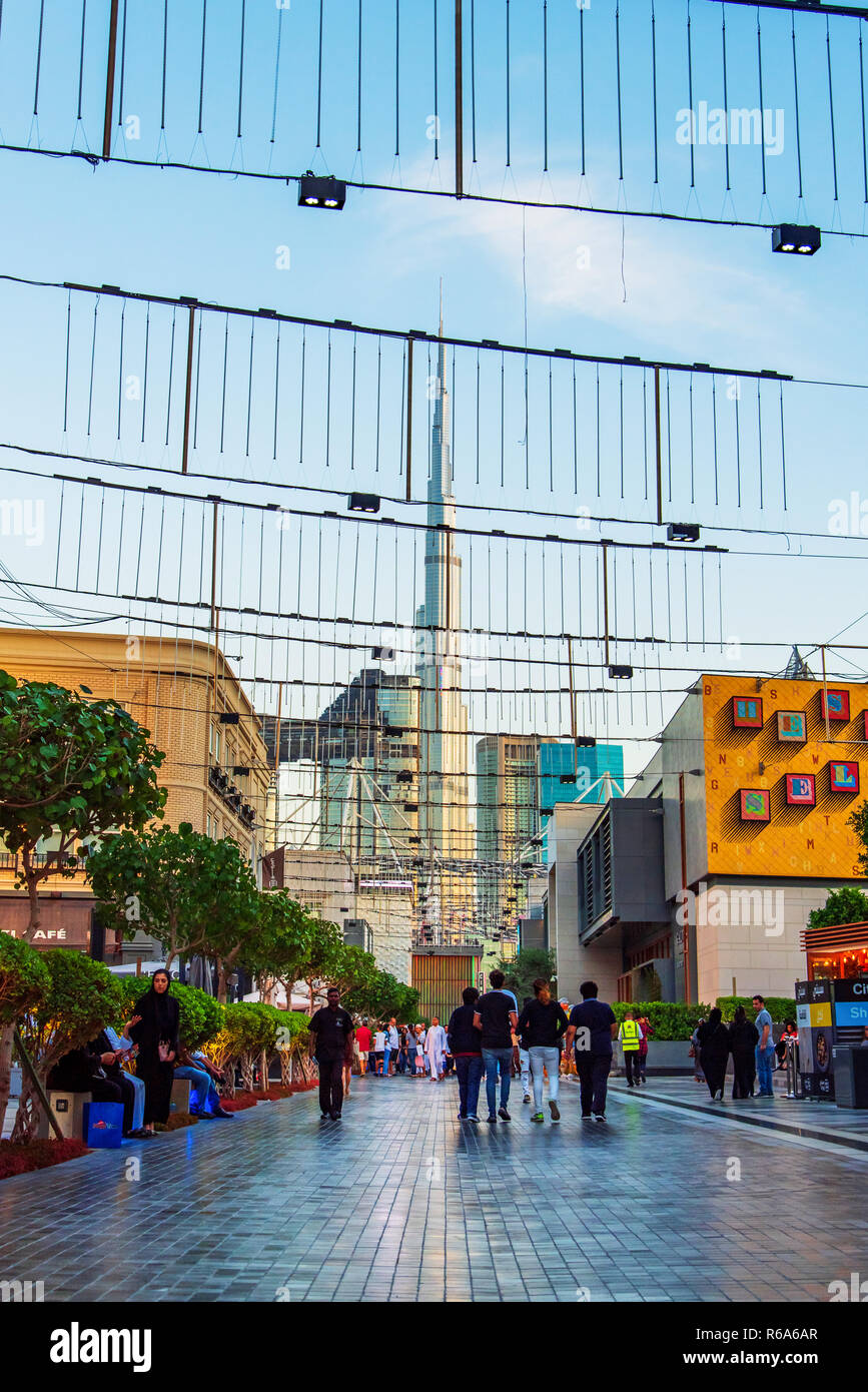 Dubaï, Émirats arabes unis - 30 novembre 2018 : La ville de Dubaï à pied, voyages et loisirs lieu d'exposition à Dubaï au centre-ville avec ses nombreux cafés et restaurants et une unité d'organisation Banque D'Images