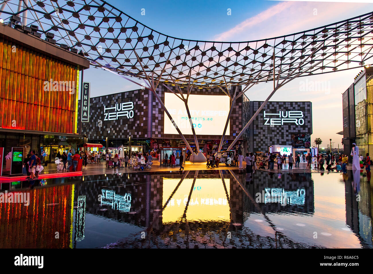 Dubaï, Émirats arabes unis - 30 novembre 2018 : La ville de Dubaï à pied, voyages et loisirs lieu d'exposition à Dubaï au centre-ville avec ses nombreux cafés et restaurants et une unité d'organisation Banque D'Images