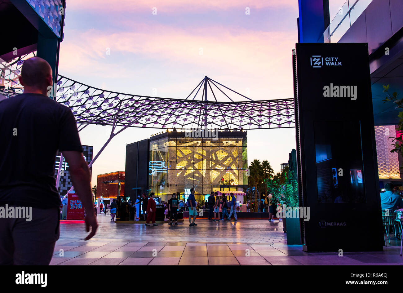 Dubaï, Émirats arabes unis - 30 novembre 2018 : La ville de Dubaï à pied, voyages et loisirs lieu d'exposition à Dubaï au centre-ville avec ses nombreux cafés et restaurants et une unité d'organisation Banque D'Images