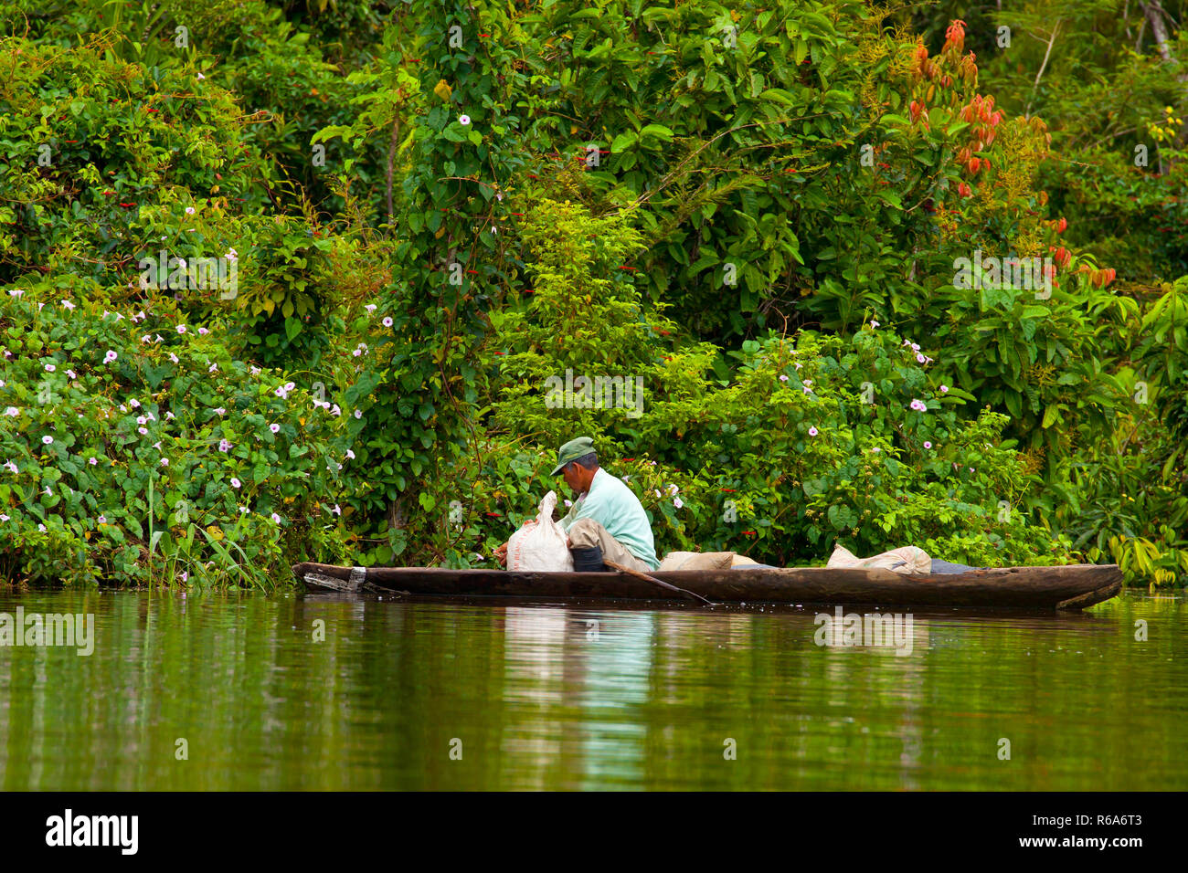 Pêcheur de l'Amazonie péruvienne Banque D'Images