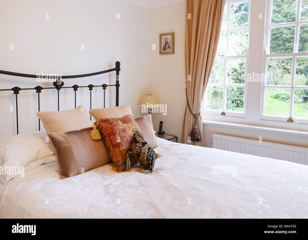 L'intérieur de chambre à coucher dans un style traditionnel anglais maison avec ameublement de luxe Banque D'Images