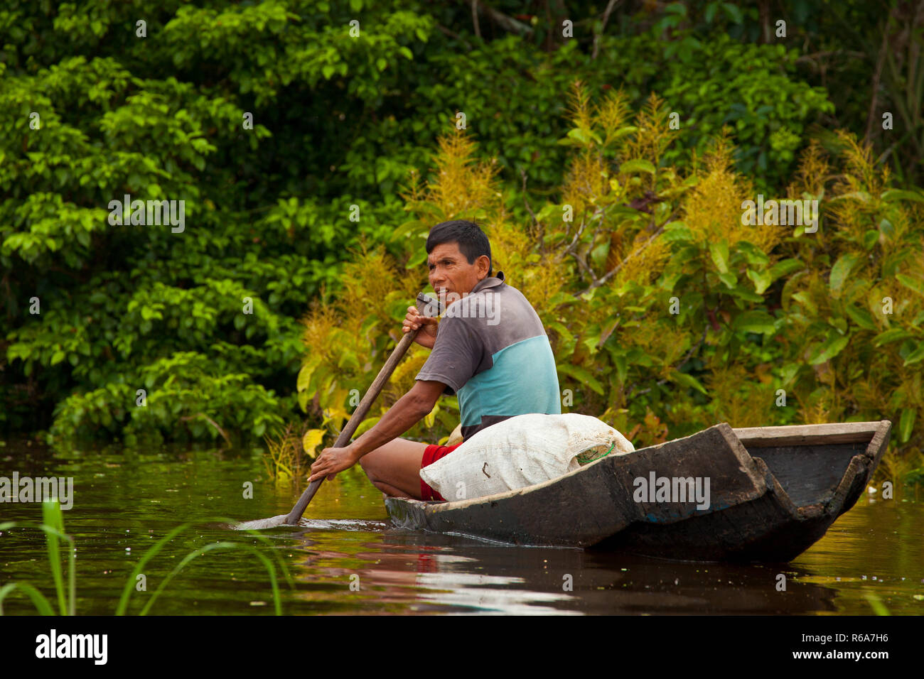 Pêcheur de l'Amazonie péruvienne Banque D'Images