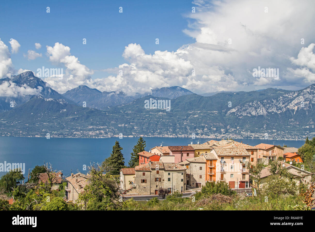 Groupe Maison à San Zeno di Montagna, une populaire station de santé situé à 500 mètres au-dessus du lac de Garde Banque D'Images