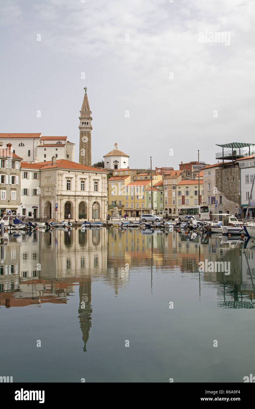 Piran impressionne par son emplacement pittoresque sur une péninsule et beaucoup de vieux bâtiments de Venise Banque D'Images