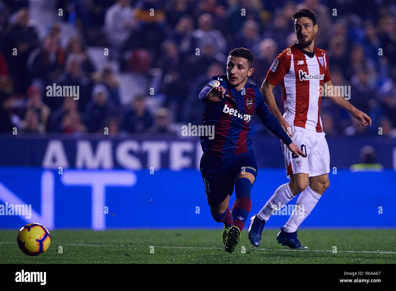 Valence, Espagne - Décembre 03 : Enis Bardhi (L) de Levante UD en action à côté de Aritz Aduriz Zubeldia de Athletic Club de Bilbao au cours de la correspondance entre la Liga Levante UD et de l'Athletic Bilbao à Ciutat de Valencia le 3 décembre 2018 à Valence, en Espagne. (Photo de David Aliaga/MO Media) Banque D'Images