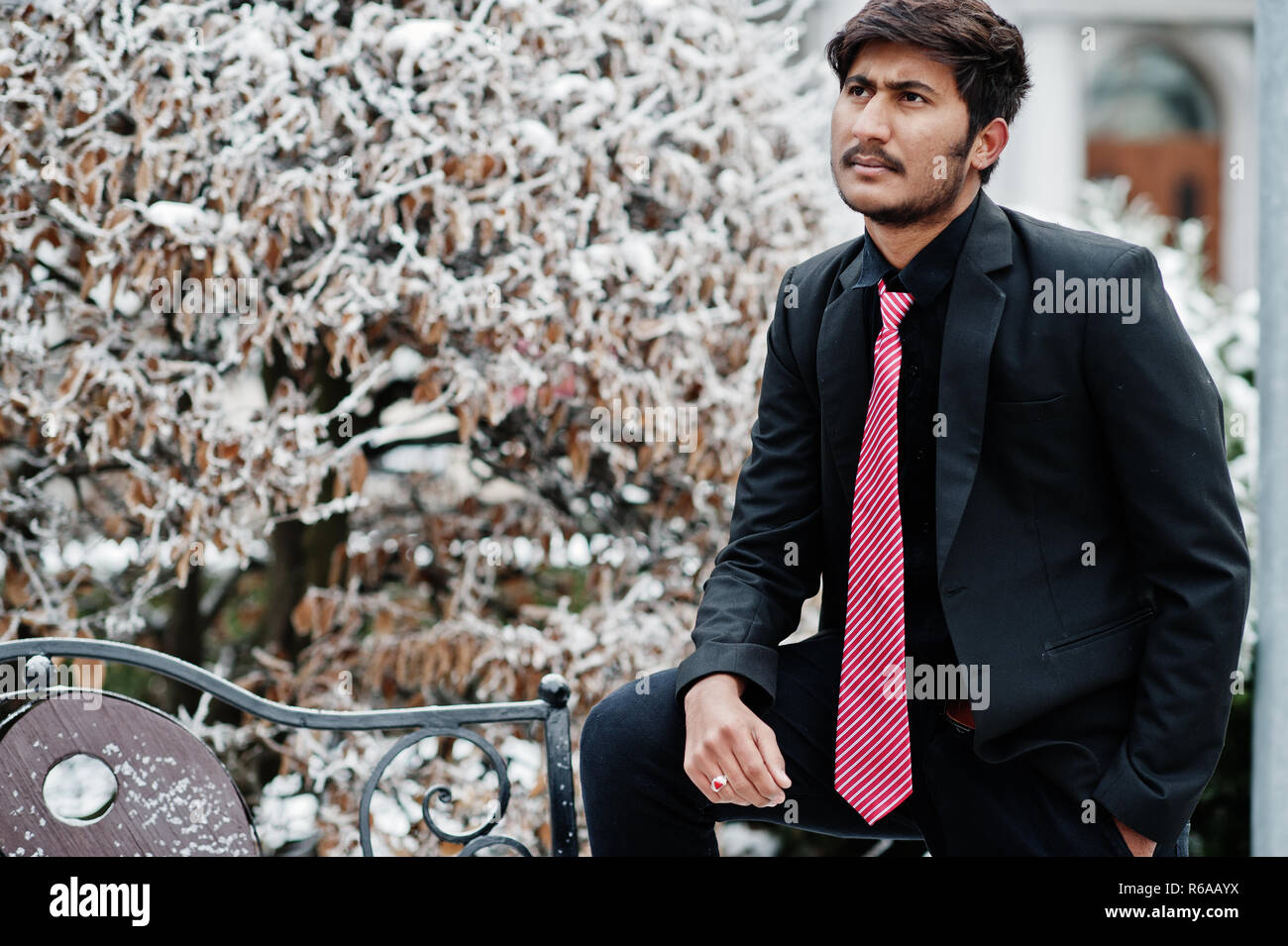 Jeune Indien sur costume et cravate posée en plein air journée d'hiver  Photo Stock - Alamy