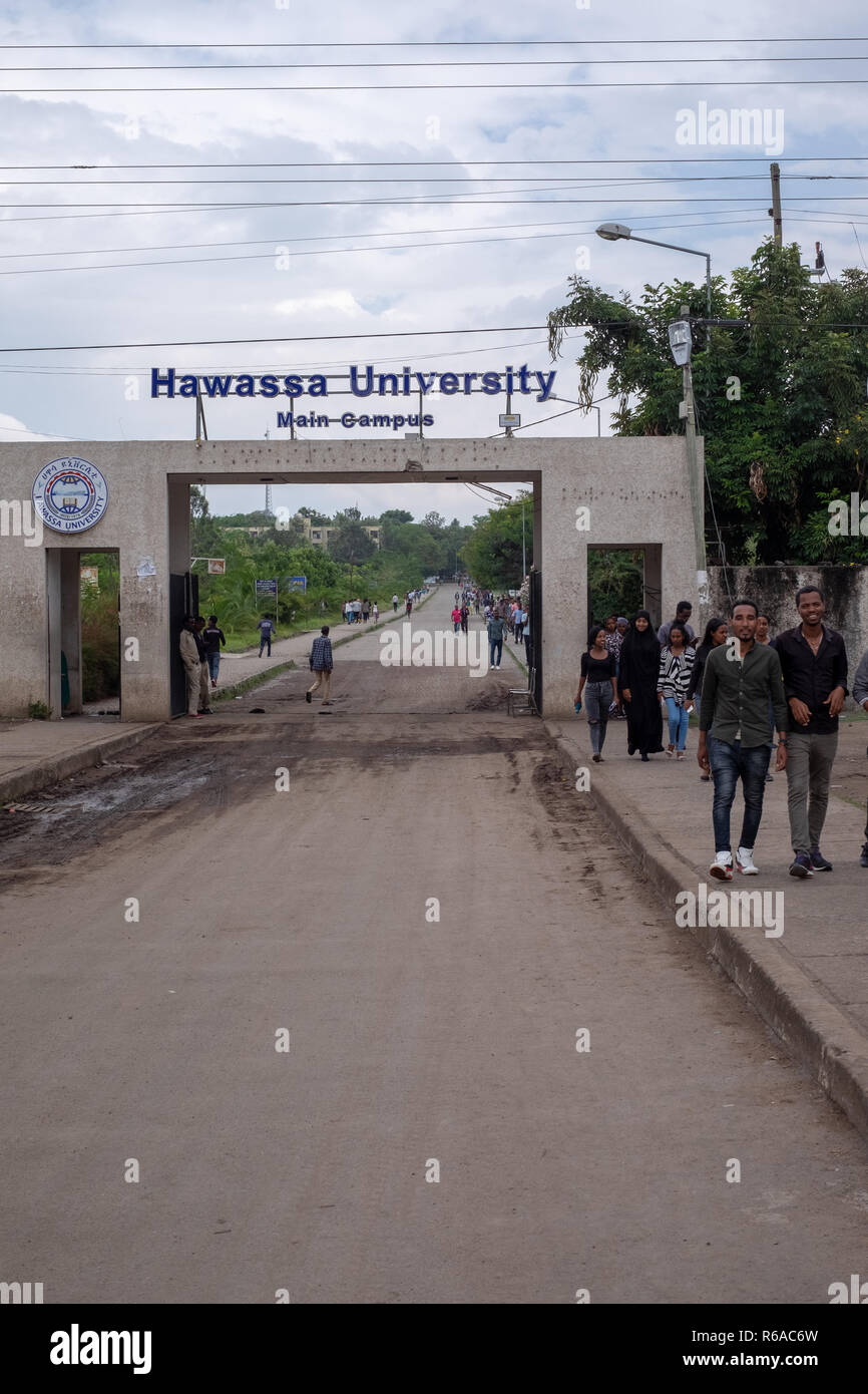 15 Novembre 2018 : les élèves à pied à l'entrée de l'Université Hawassa en Éthiopie. Banque D'Images