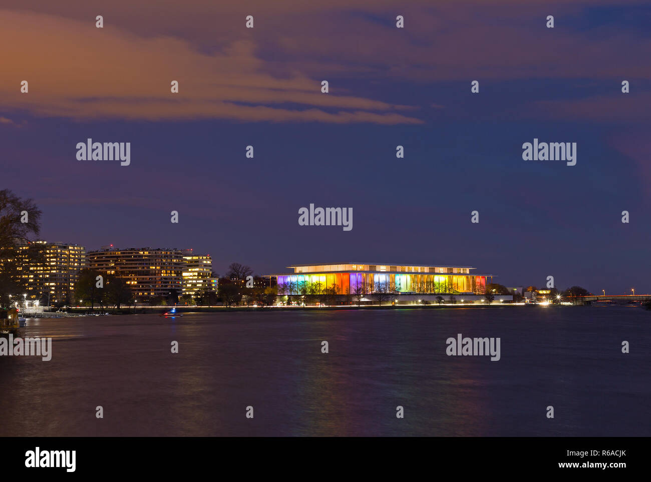 WASHINGTON DC, USA - 3 décembre 2018 : Georgetown waterfront et illuminé en couleurs arc-en-ciel du John F. Kennedy Center for the Performing Arts à la nuit Banque D'Images