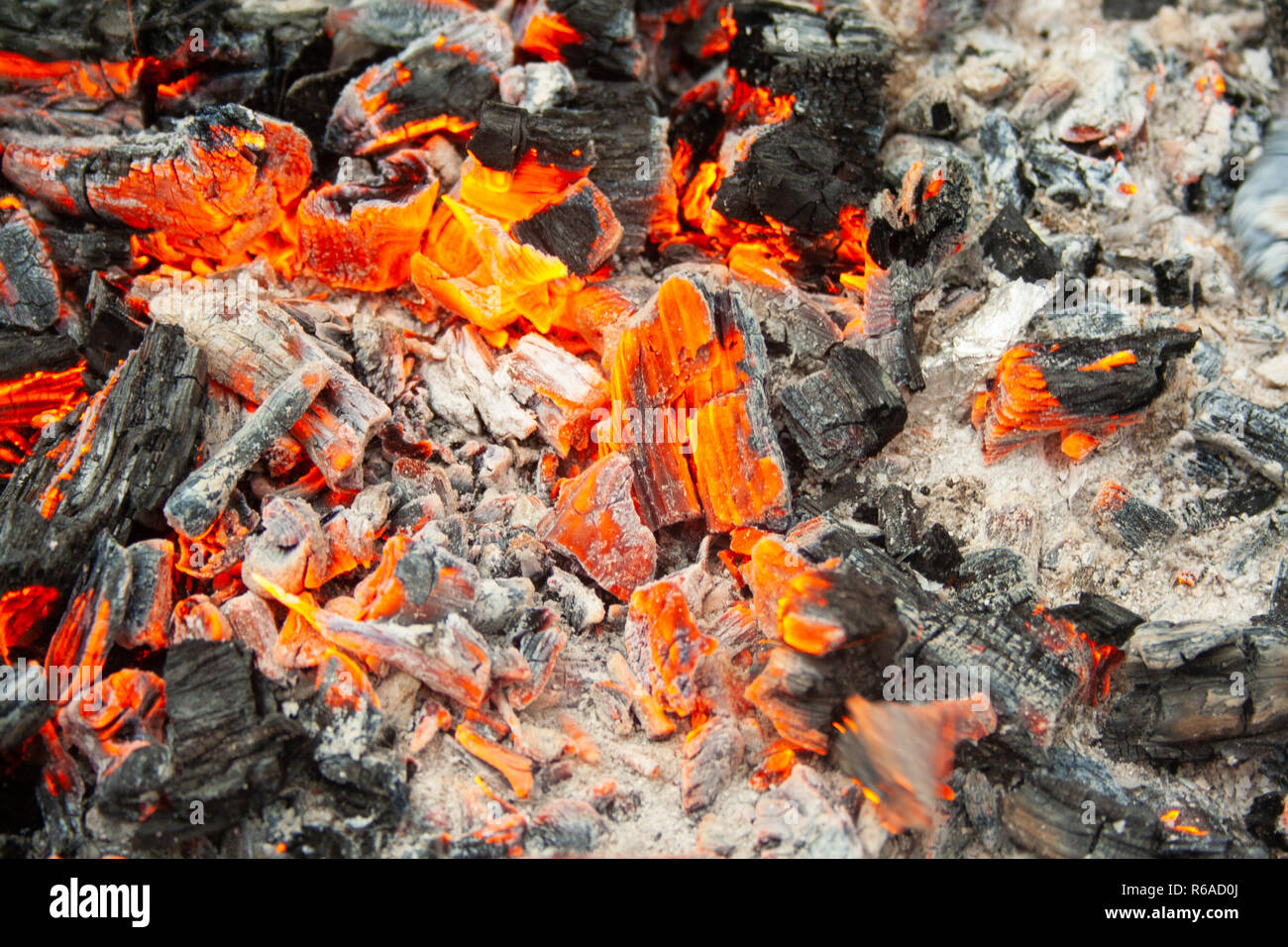 Les charbons de feu, de cendres et de close-up. Feu dans l'après-midi Banque D'Images