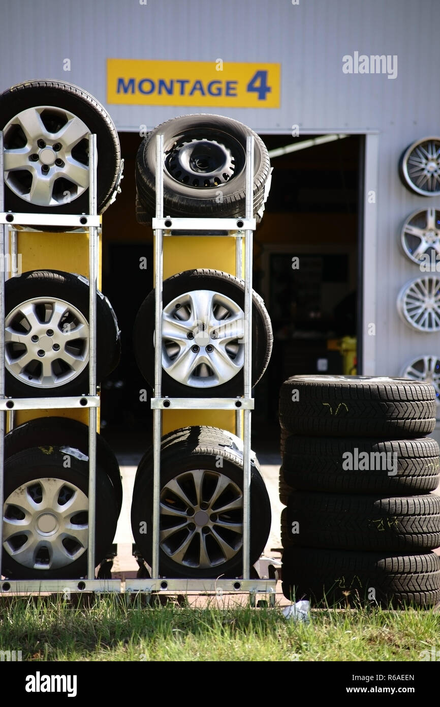 Pile de pneus pour changement de pneus Banque D'Images