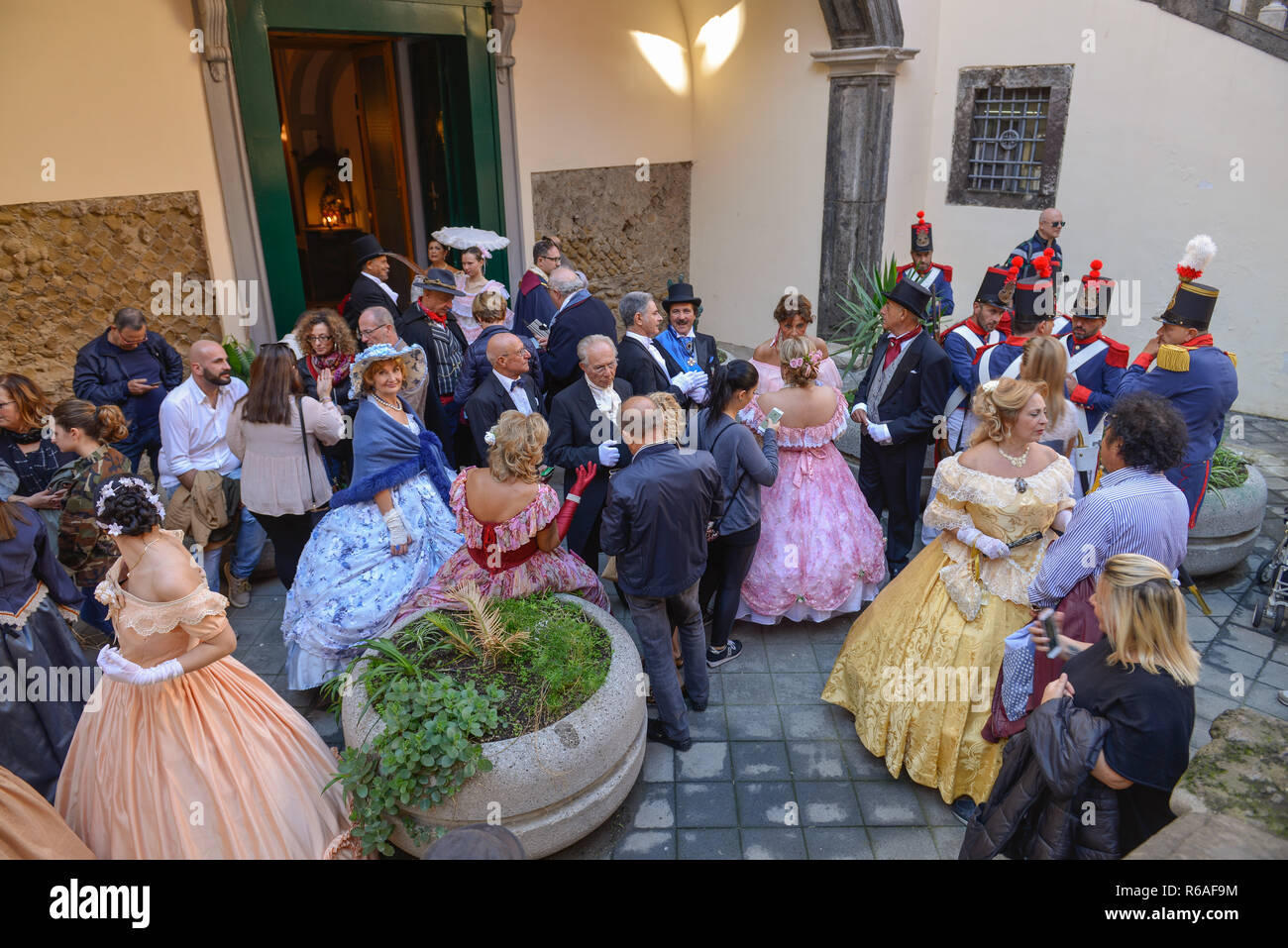 Costume national groupe, Piazza San Gaetano, Via dei Tribunali, Naples, Italie, Trachtengruppe, Napoli, Italie Banque D'Images