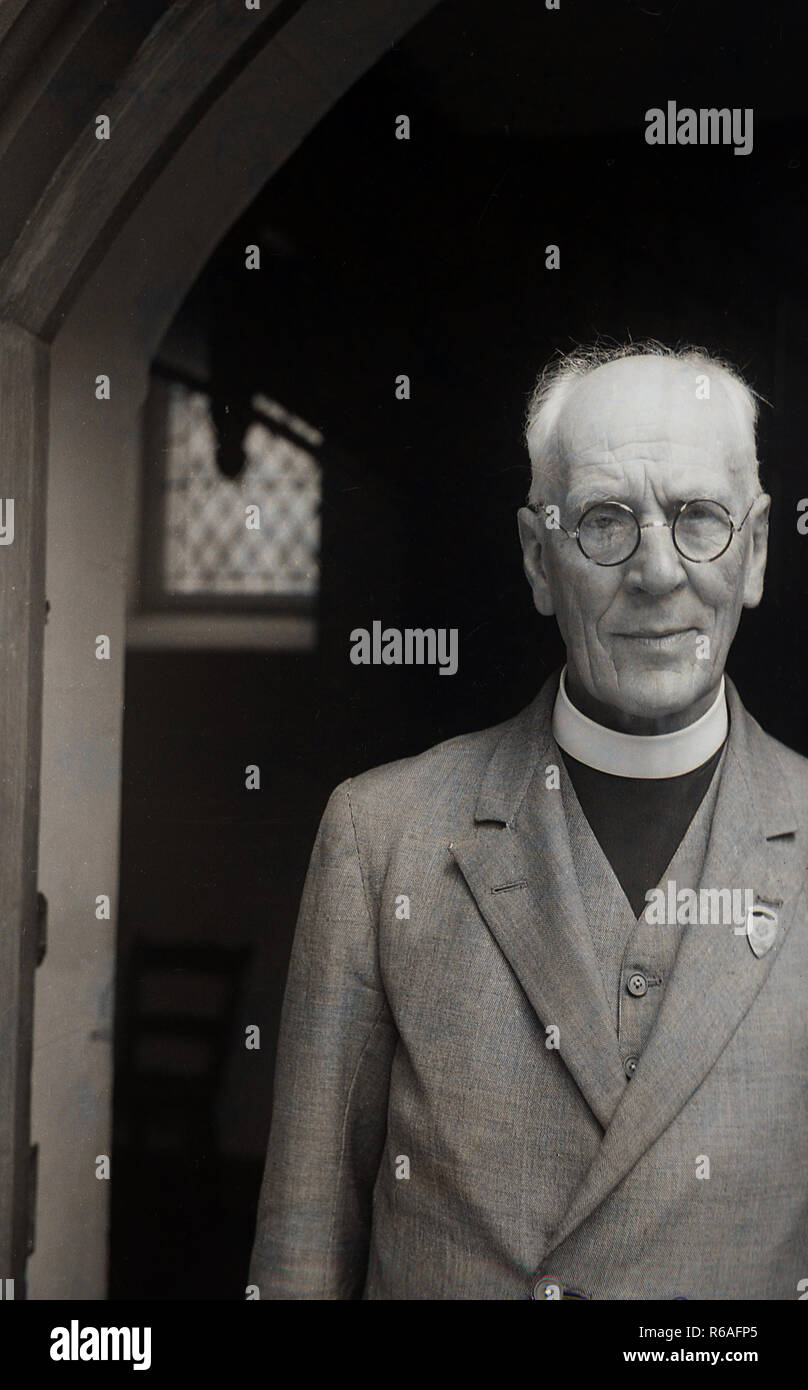 Années 1950, historique, un vieux curé debout à l'entrée de son église, England, UK. Banque D'Images