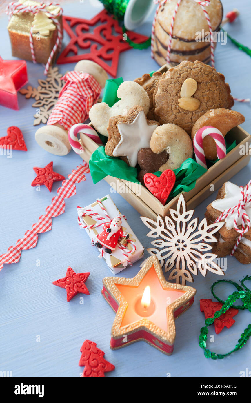 Les biscuits de Noël et décorations Banque D'Images