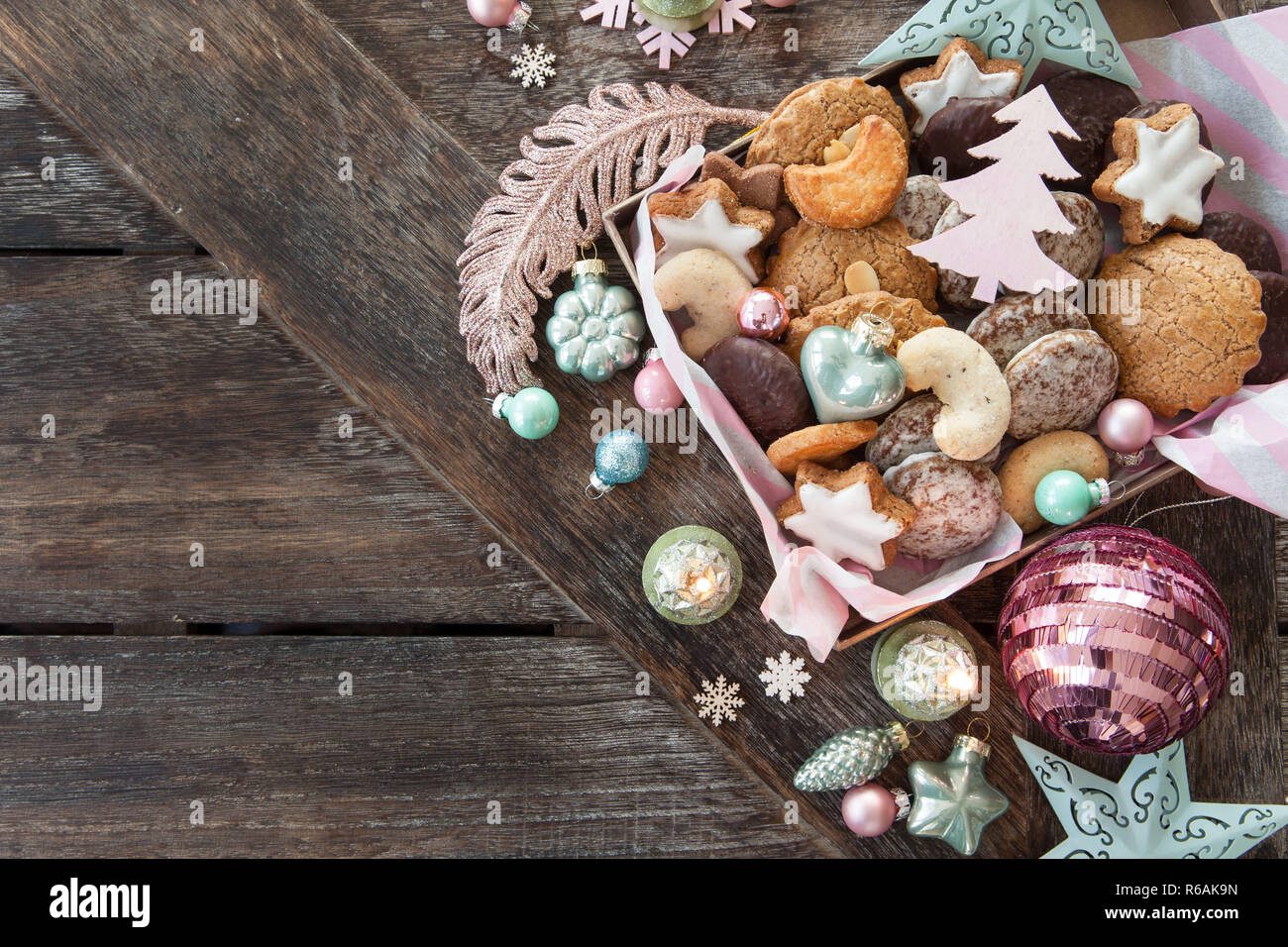 Les biscuits de Noël et décorations Banque D'Images