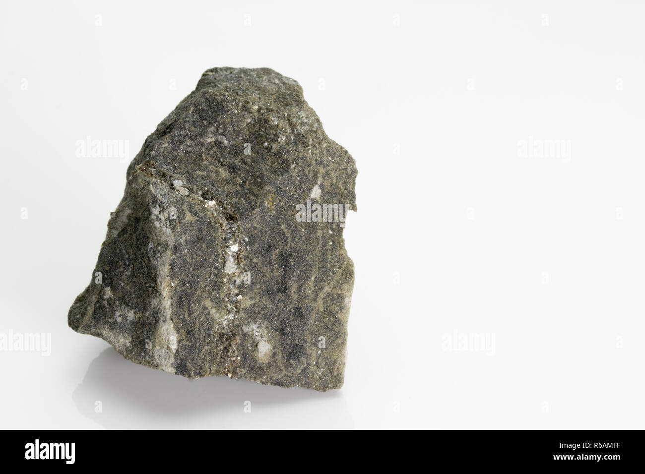 La biotite est un minéral phyllosilicate commune au sein du groupe, de mica le volcan Vésuve, isolé sur un fond blanc, Naples, Italie Banque D'Images